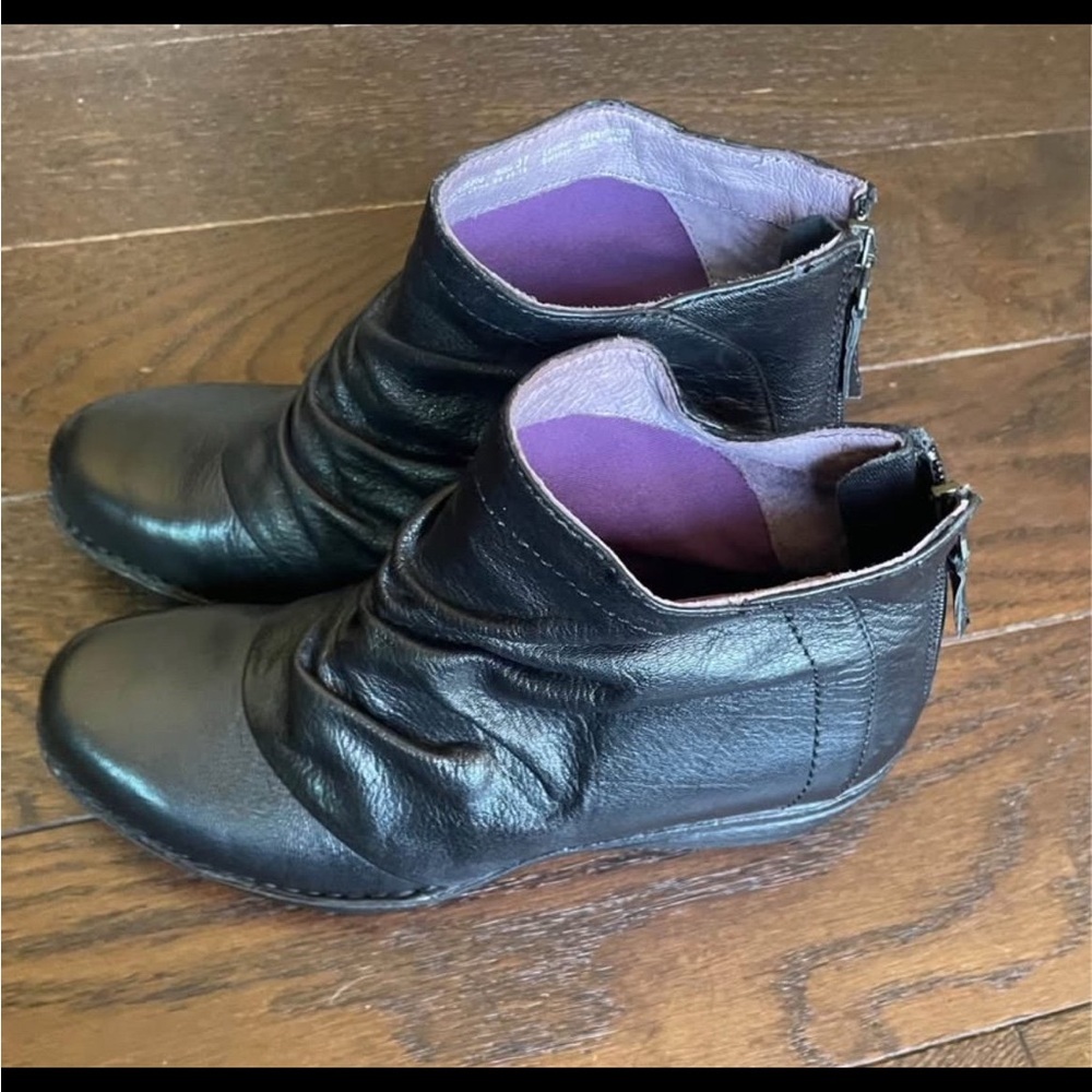 Dansko Arisa Black Leather Ankle Boots